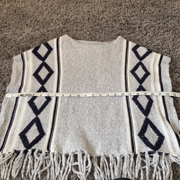 Girls Gray Roebuck & Company Boho Fringe Poncho Size M (10/12) - Picture 9 of 10